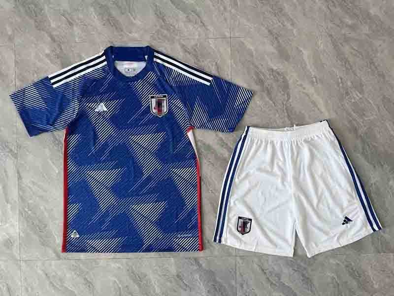 que camiseta de futbol lleva jorgito de avenida japon