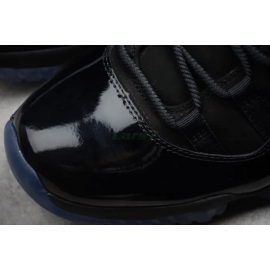 Air Jordan 11 “Toga y Birrete” Negro Brillante