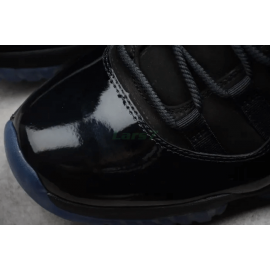 Air Jordan 11 “Toga y Birrete” Negro Brillante