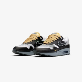 Nike x Swoosh Air Max 1 Low "Poly Big Head Mode" Gris Humo Oscuro/Blanco/Dorado