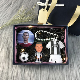 Conjunto Regalo de Cuatro Piezas para Muñeco Fútbol Ramos / Modrić / Suárez