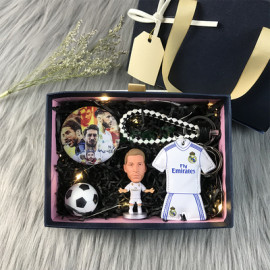 Conjunto Regalo de Cuatro Piezas para Muñeco Fútbol Ramos / Modrić / Suárez